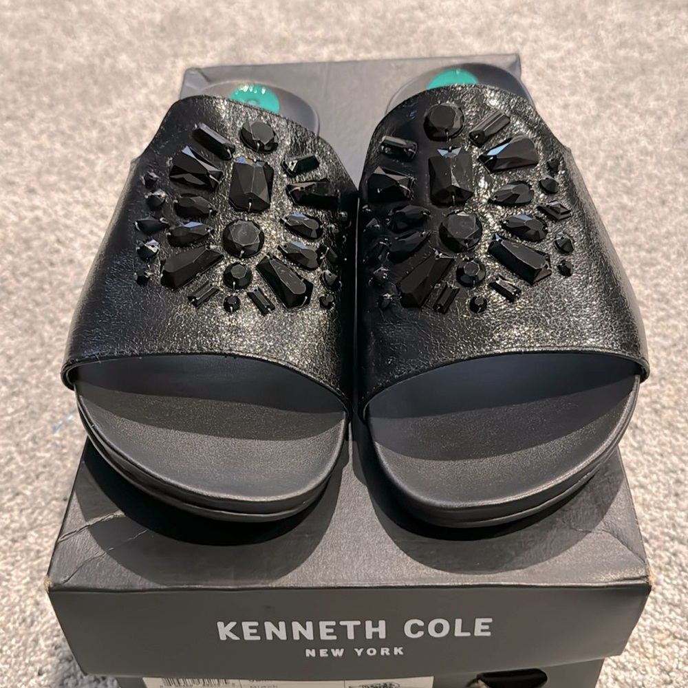 NWT-Kenneth Cole Black Textured Patent Faceted Jewels Slim Slam Slide Sandals 8